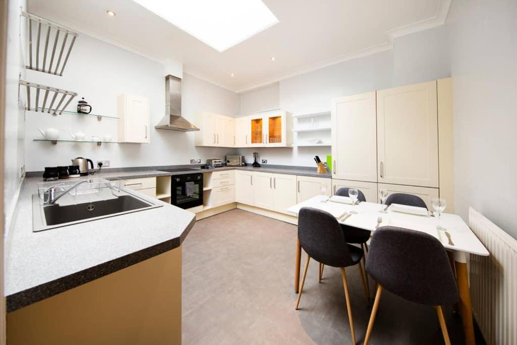 Clifton Spacious 3 Bed Apt & Parking - Simplycheckin Бристоль Екстер'єр фото